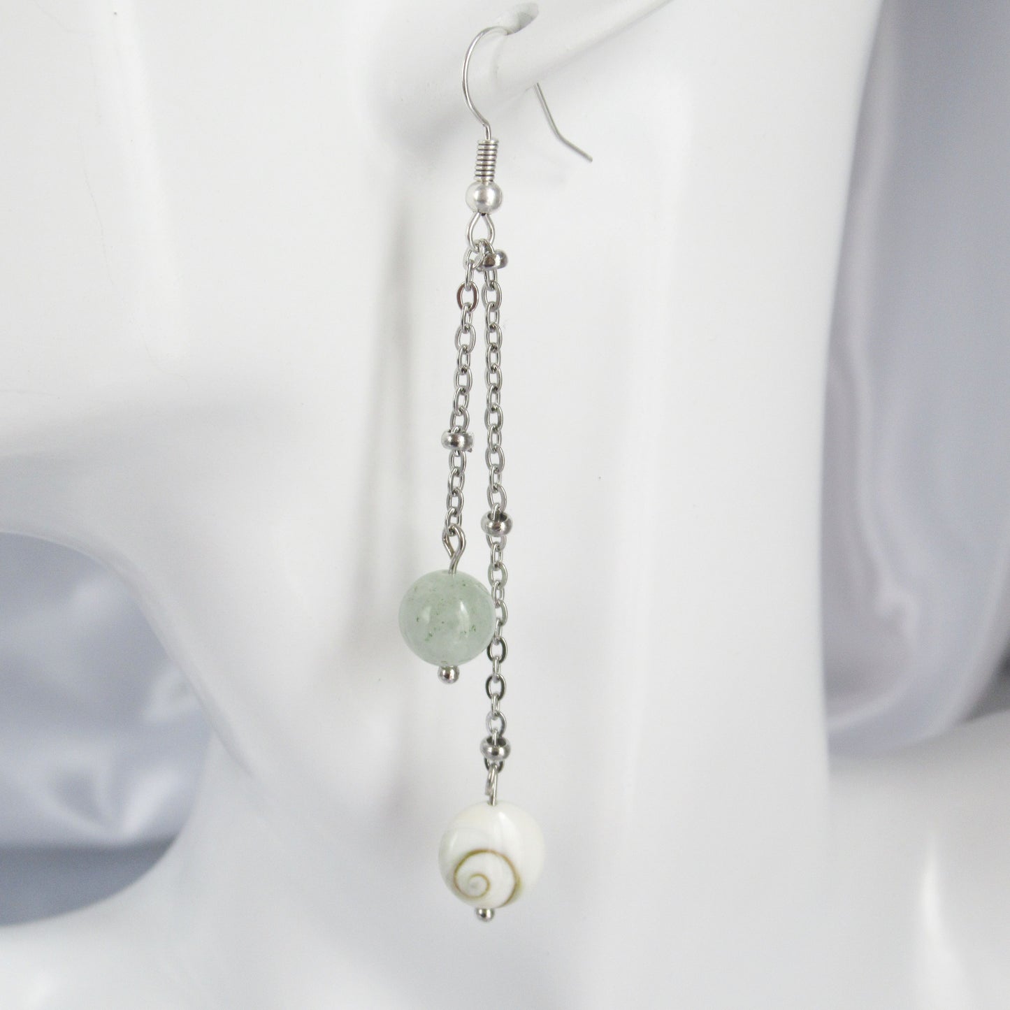 Boucles d'oreilles - Oeil de Sainte Lucie - Jade de Birmanie
Ajoutez une touche de charme et de protection à votre quotidien avec nos boucles d'oreilles en Oeil de Sainte Lucie et Jade de Birmanie. Véritable porte-bonheur, l'Oeil de Sainte Lucie favorise la réussite et éloigne le mauvais œil, renforçant ainsi votre confiance en vous. Le Jade de Birmanie, pierre de paix
