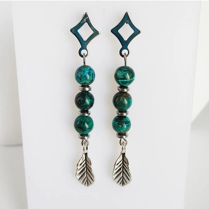 Boucles d’oreilles en chrysocolle 6 cm – Élégance naturelle et vertus apaisantes. Idéales pour hypersensibles, favorisent paix intérieure et communication.