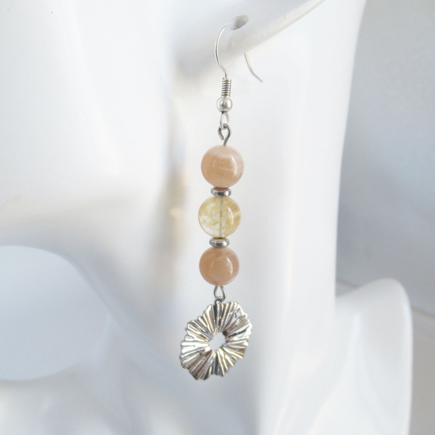monjolicaillou.fr
https://monjolicaillou.fr › produits › boucles-doreilles-pierre-de-soleil-citrine-1
Boucles d'oreilles Pierre de soleil - Citrine
Découvrez nos boucles d'oreilles en Pierre de soleil et Citrine, deux pierres aux vertus exceptionnelles. La Pierre de soleil vous enveloppe d'énergie positive,…