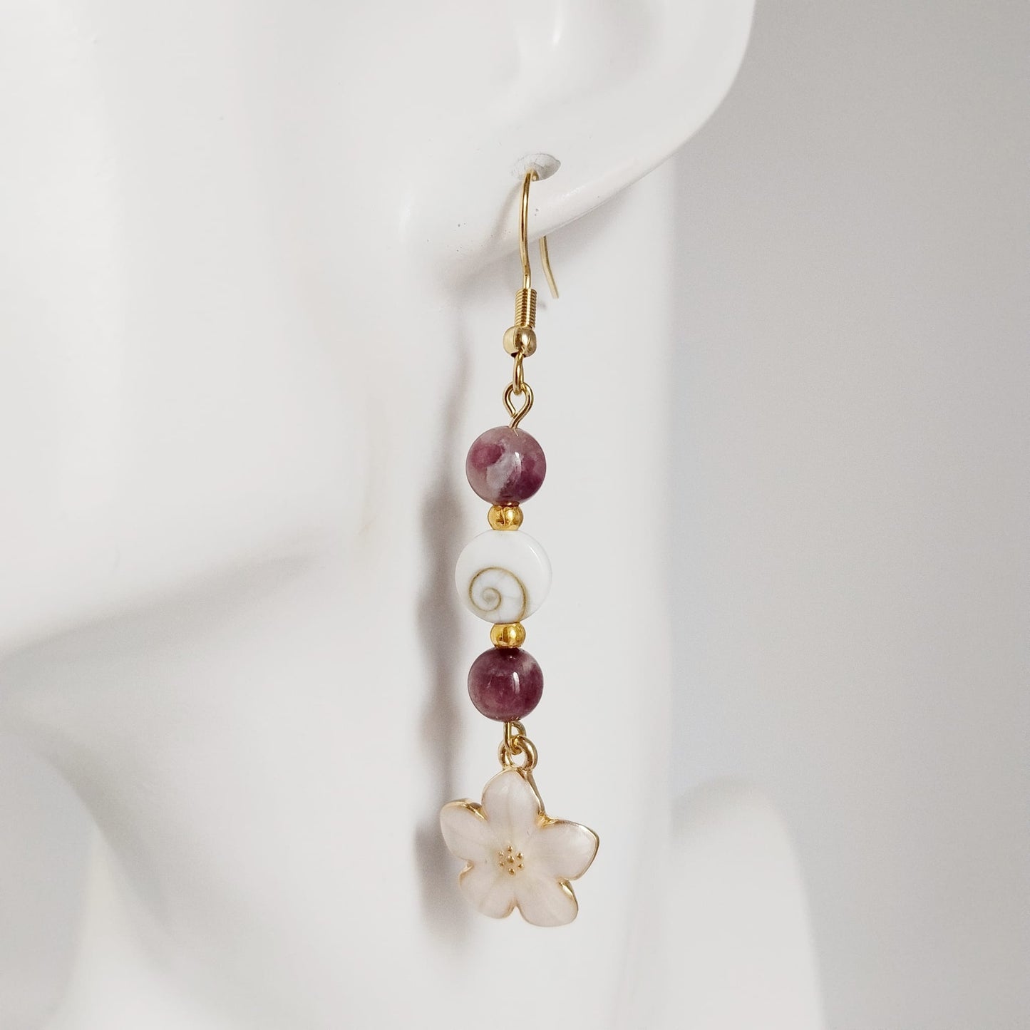 Découvrez nos boucles d'oreilles en Œil de Sainte-Lucie et pierres naturelles. Bouclier de protection, sérénité et vitalité au quotidien. Trouvez votre pierre !