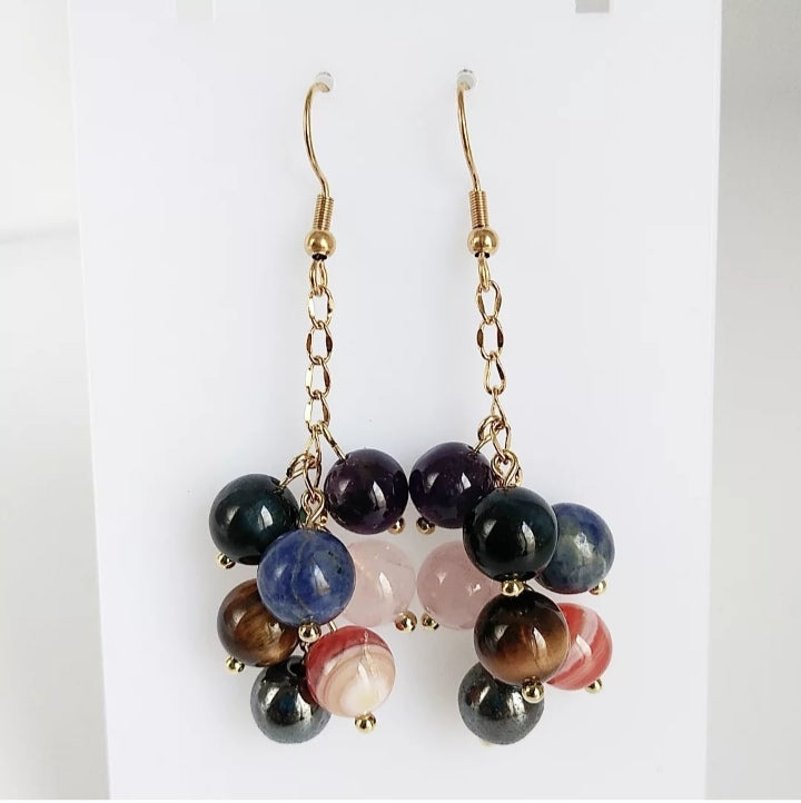 Boucles d’oreilles 7 chakras en pierres naturelles. Bijou énergétique élégant qui équilibre vos énergies et sublime votre style au quotidien.