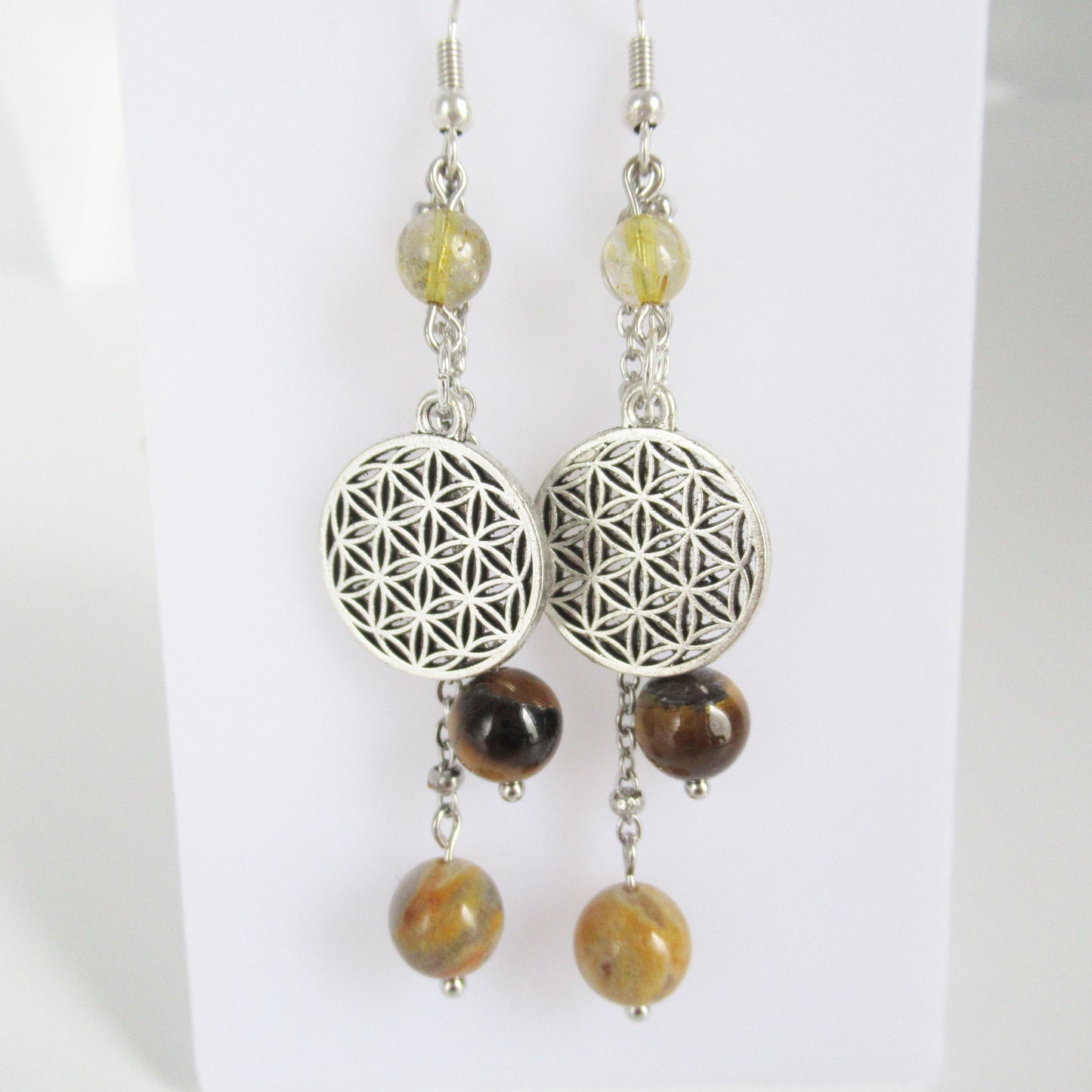 monjolicaillou.fr
https://monjolicaillou.fr › produits › boucles-doreilles-agate-crazy-lace-citrine-oeil-de-tigre
Boucles d'oreilles - Agate Crazy Lace - Citrine - Oeil de Tigre
Ces boucles d'oreilles en Agate Crazy Lace et Oeil de tigre allient beauté et bien-être. L'Agate Crazy Lace vous protège des énergies négatives tout en apaisa