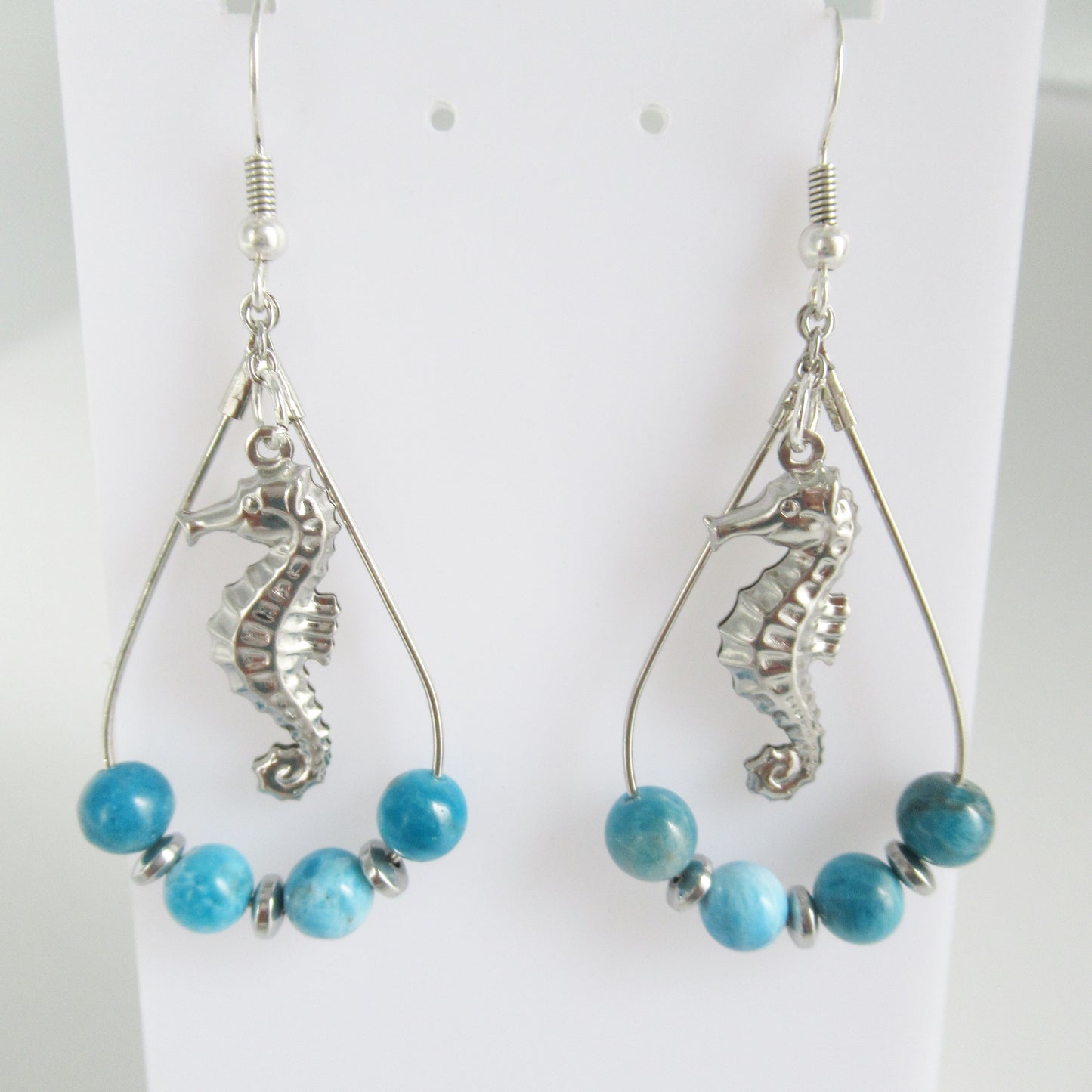 Boucles d'oreilles Apatite Hyppocampes
Découvrez ces élégantes boucles d'oreilles en apatite ornées d'hippocampes, un bijou qui allie style et bien-être. L'apatite, pierre aux multiples vertus, aide…