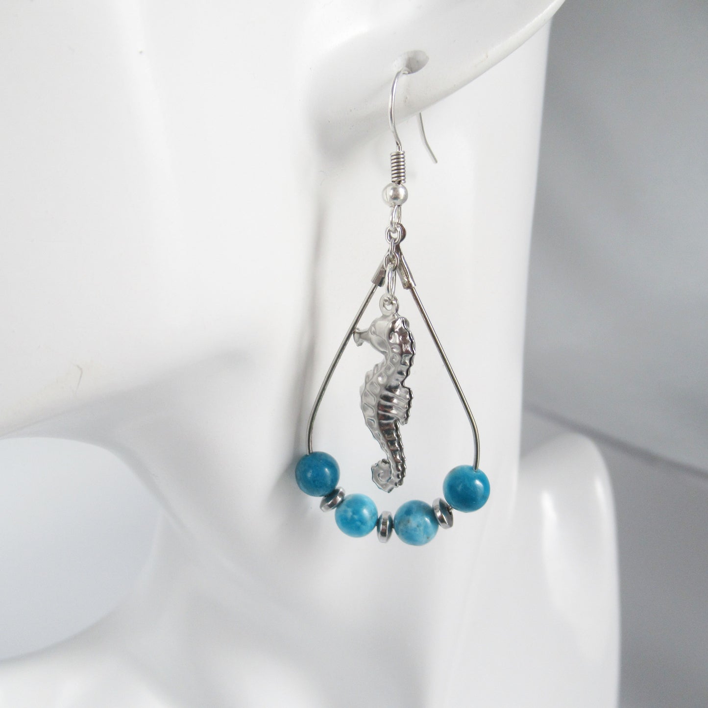 Boucles d'oreilles Apatite Hyppocampes
Découvrez ces élégantes boucles d'oreilles en apatite ornées d'hippocampes, un bijou qui allie style et bien-être. L'apatite, pierre aux multiples vertus, aide…