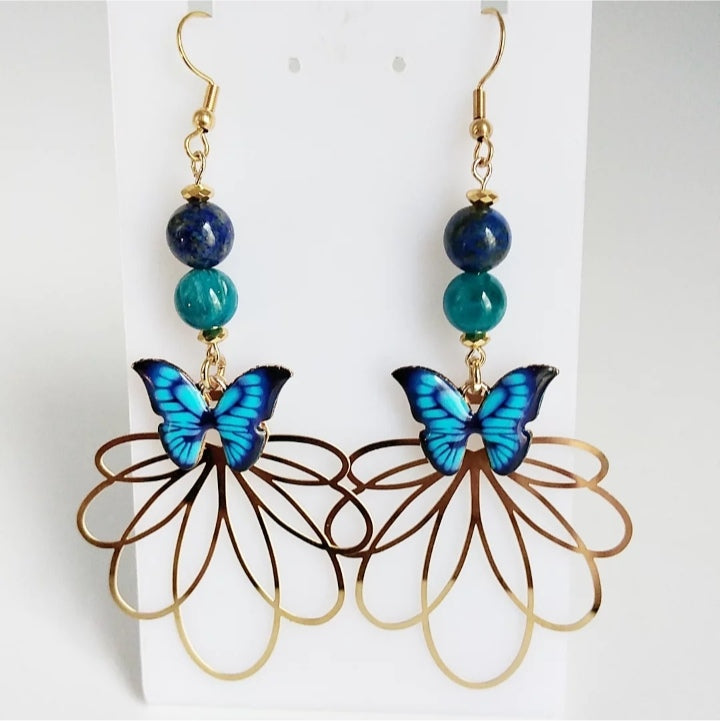 Boucles d’oreilles en Apatite AAA et Lapis Lazuli AA avec symbole papillon. Bijoux énergétiques pour l’expression, la confiance et la transformation intérieure. Élégance et puissance au quotidien.