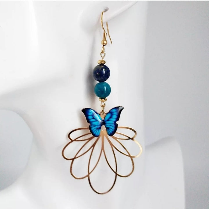 Boucles d’oreilles en Apatite AAA et Lapis Lazuli AA avec symbole papillon. Bijoux énergétiques pour l’expression, la confiance et la transformation intérieure. Élégance et puissance au quotidien.