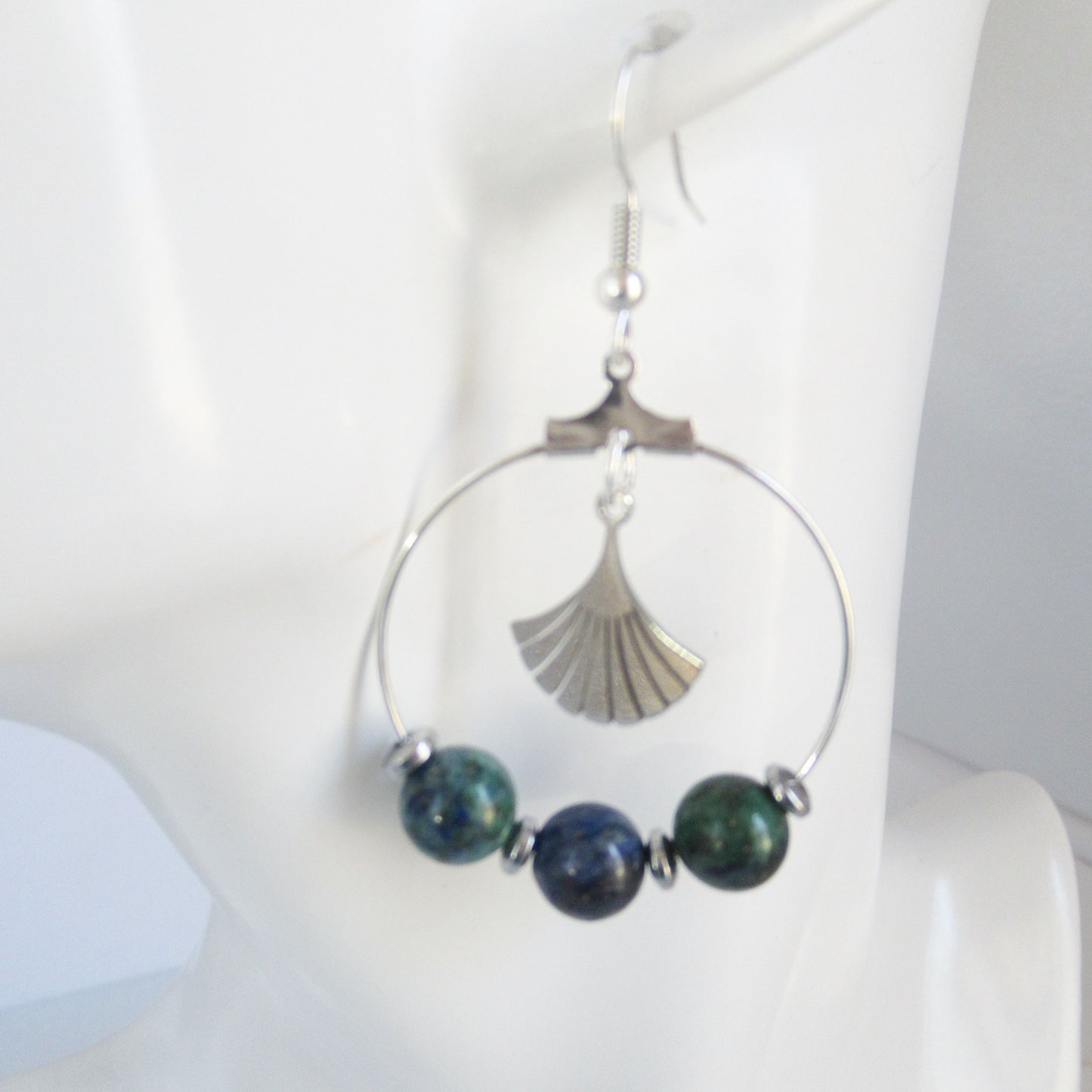 monjolicaillou.fr
https://monjolicaillou.fr › produits › boucles-doreilles-azurite-malachite
Boucles d'oreilles - Azurite Malachite
Sublimez votre style tout en cultivant votre bien-être avec ces boucles d'oreilles en Azurite Malachite. En associant les bienfaits de l'Azurite et de la Malach