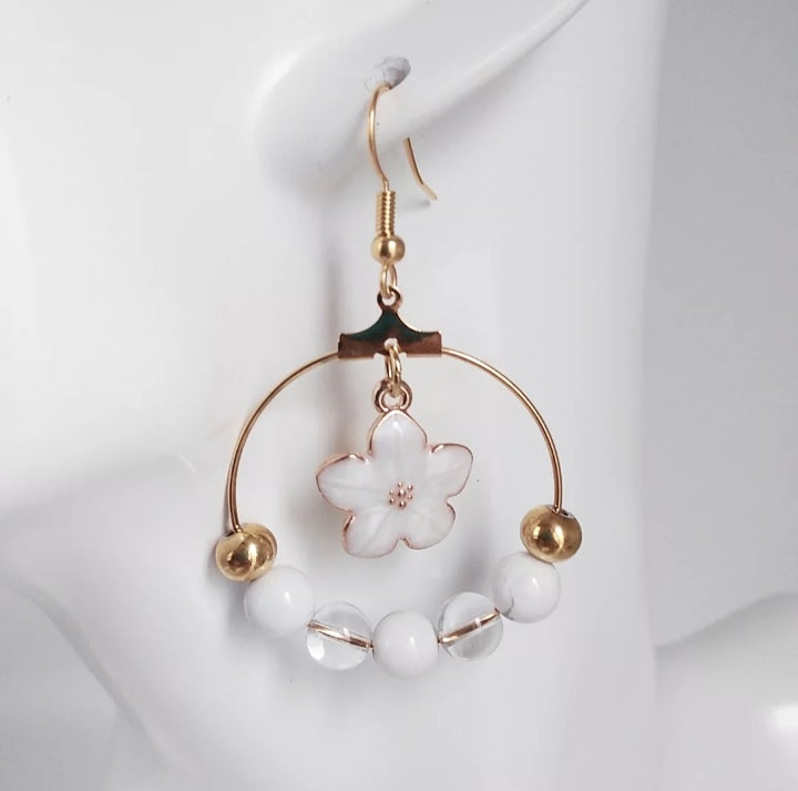 Boucles d'oreilles créoles dorées en pierres naturelles - Howlite