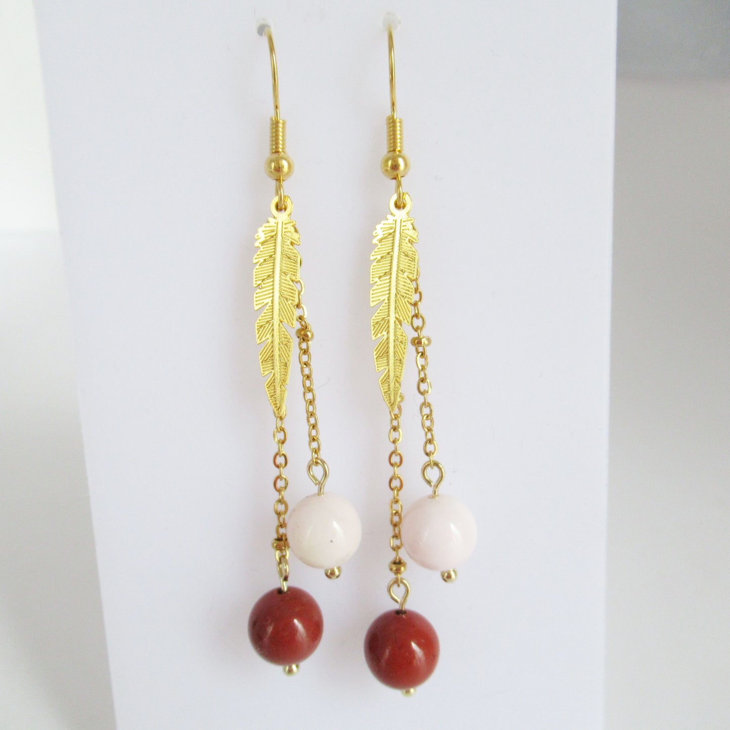 monjolicaillou.fr
https://monjolicaillou.fr › produits › boucles-doreilles-jaspe-rouge-opale-rose-plume-doree
Boucles d'oreilles Jaspe rouge - Opale rose - Plume dorée
Donnez une touche de couleur et de légèreté à votre tenue avec ces boucles d'oreilles en Jaspe rouge et Opale rose, ornées de plumes dorées. Ajoutez une touche…