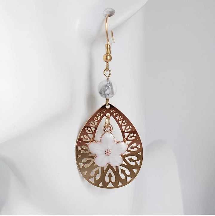 Boucles d'oreilles dorées en pierres naturelles - Howlite