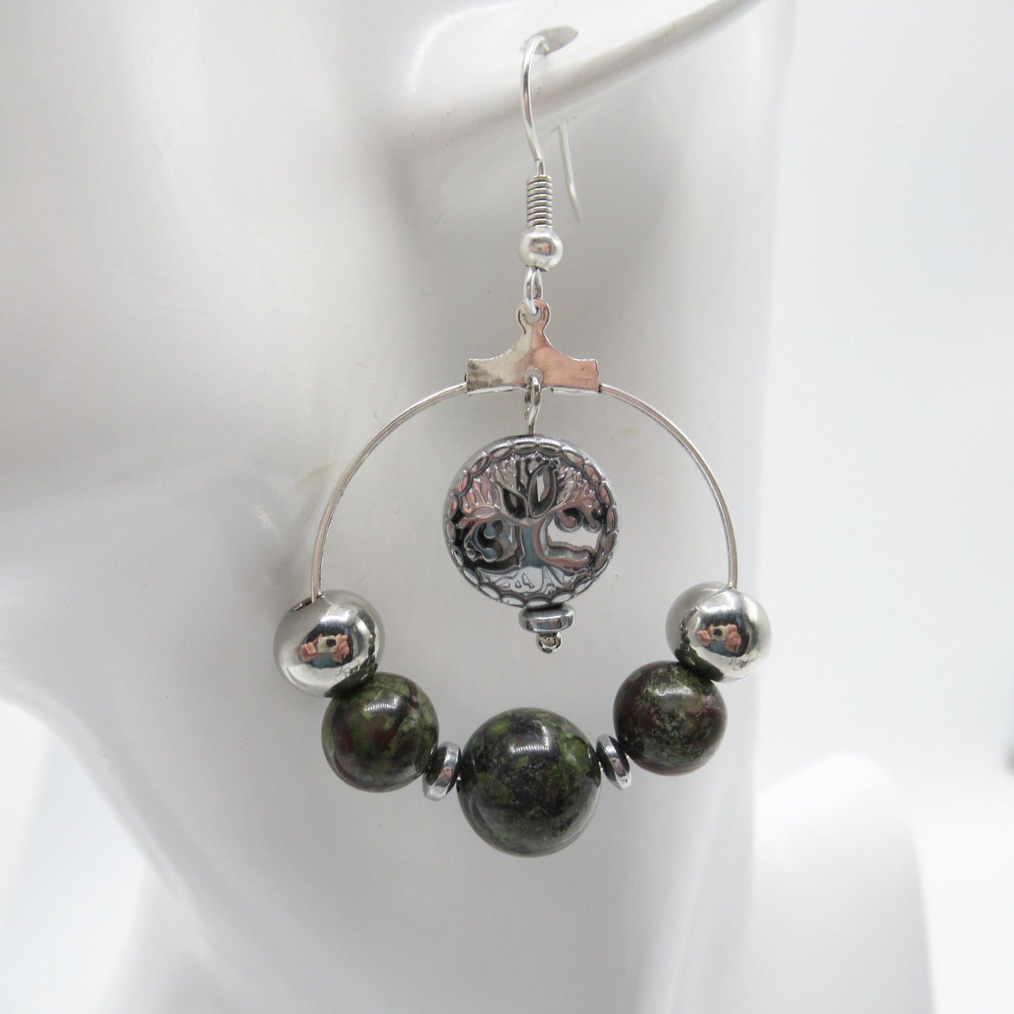 monjolicaillou.fr
https://monjolicaillou.fr › produits › boucles-doreilles-jaspe-sang-de-dragon
Boucles d'oreilles Jaspe Sang de Dragon
En portant ces boucles d'oreilles en Jaspe Sang de Dragon, vous invitez la sérénité et le bien-être dans votre quotidien : elles établissent un ancrage profond, …