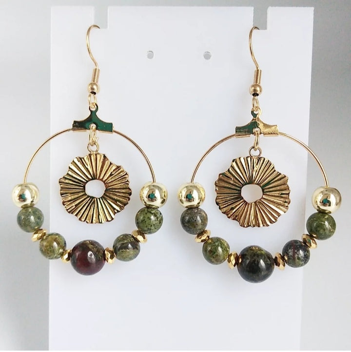 Sublimez votre énergie avec les boucles d’oreilles créoles en Jaspe Sang de Dragon. Pierre naturelle d’ancrage et de vitalité, elle apporte courage, confiance et équilibre intérieur.