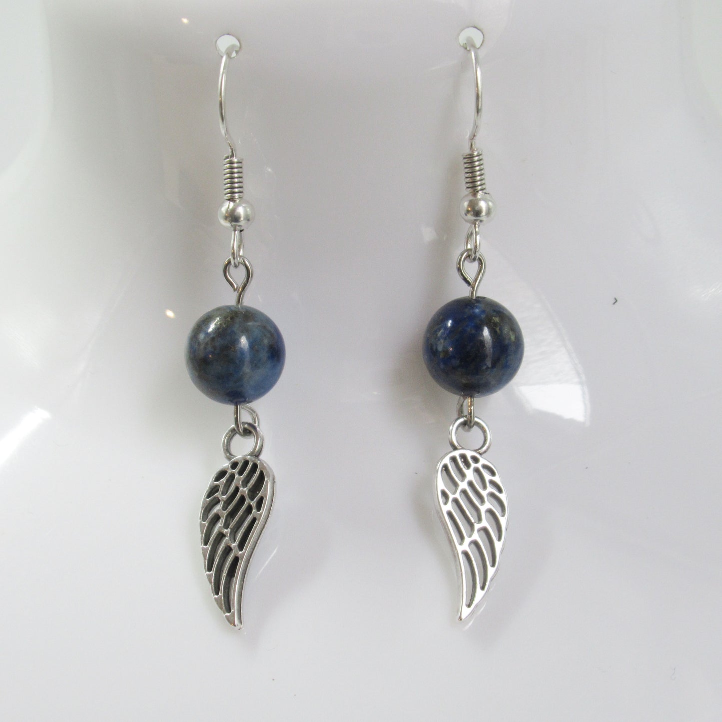 Boucles d'oreilles en pierre naturelle - Ailes https://monjolicaillou.fr/products/boucles-doreilles-ailes Ajoutez une touche de naturel et d'élégance à votre look avec nos boucles d'oreilles en pierre naturelle en forme d'ailes. Fabriquées avec soin, ces boucles d'oreilles uniques mettent en valeur la beauté naturelle des pierres tout en ajoutant une touche de style à votre tenue.