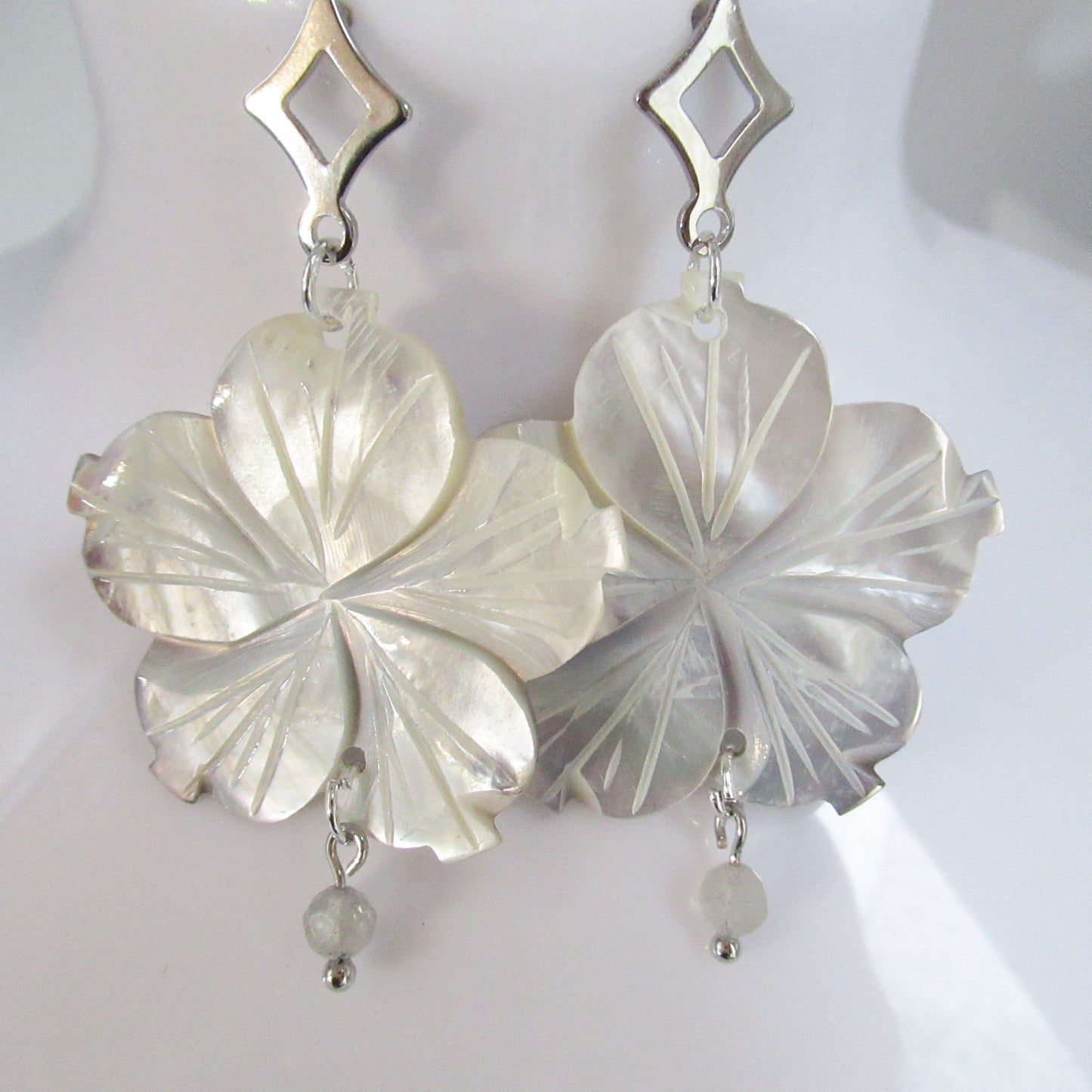 monjolicaillou.fr
https://monjolicaillou.fr › produits › boucles-doreilles-nacre-fleur
Boucles d'oreilles - Nacre - Fleur
Découvrez ces boucles d'oreilles en Nacre en forme de fleur, alliant élégance naturelle et bienfaits apaisants. En plus d'apporter une touche de raffinement, la…