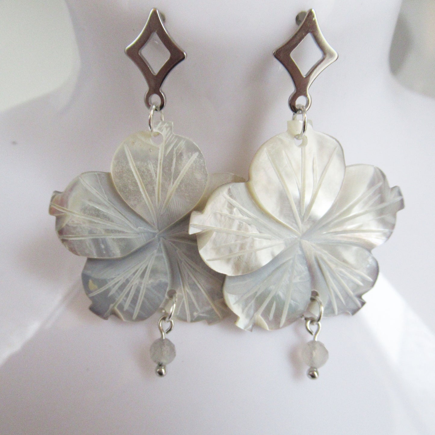 monjolicaillou.fr
https://monjolicaillou.fr › produits › boucles-doreilles-nacre-fleur
Boucles d'oreilles - Nacre - Fleur
Découvrez ces boucles d'oreilles en Nacre en forme de fleur, alliant élégance naturelle et bienfaits apaisants. En plus d'apporter une touche de raffinement, la…