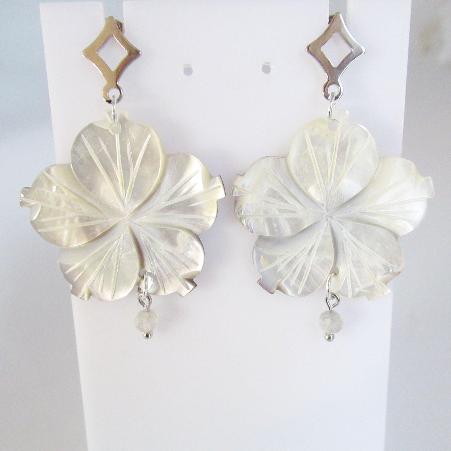 monjolicaillou.fr
https://monjolicaillou.fr › produits › boucles-doreilles-nacre-fleur
Boucles d'oreilles - Nacre - Fleur
Découvrez ces boucles d'oreilles en Nacre en forme de fleur, alliant élégance naturelle et bienfaits apaisants. En plus d'apporter une touche de raffinement, la…
