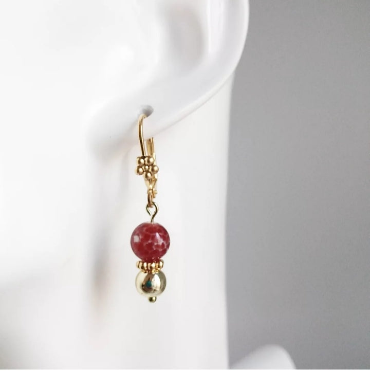Boucles d’oreilles dormeuses dorées en Agate de Feu 25 mm : élégance, énergie et protection naturelle. Vitalité et ancrage au quotidien.