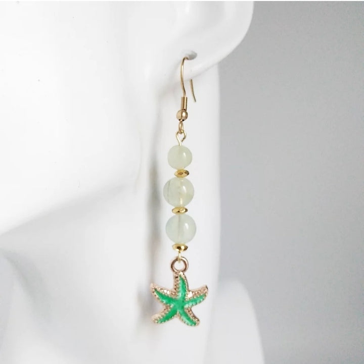 Craquez pour nos boucles d’oreilles en Préhnite naturelle, une pierre apaisante et protectrice qui favorise le calme, la clarté et la sérénité.