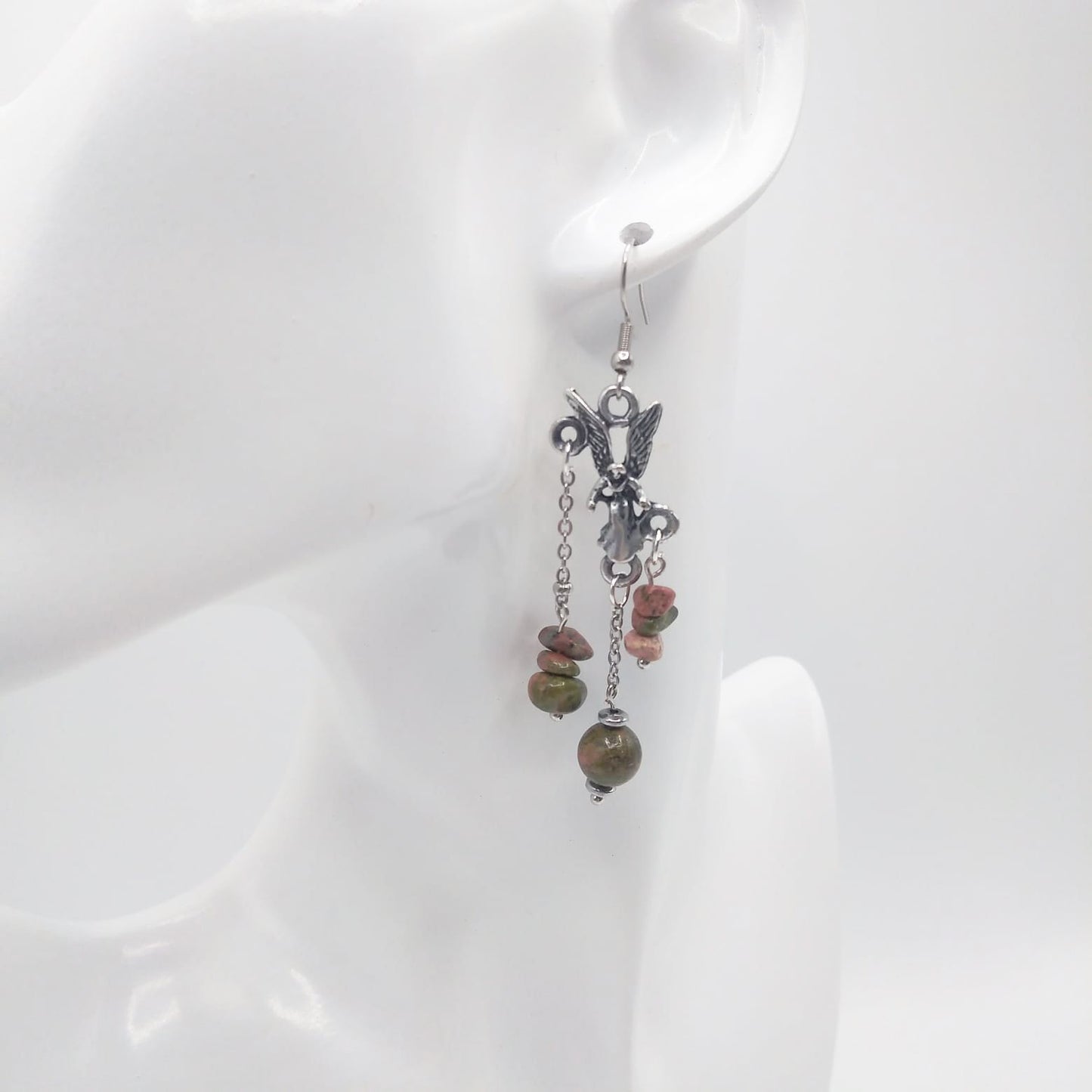 Boucles d'oreilles - Unakite - Ange
L'Unakite est une pierre puissante pour transformer positivement votre vie. Elle vous aide à vous libérer progressivement des mauvaises habitudes, notamment la …