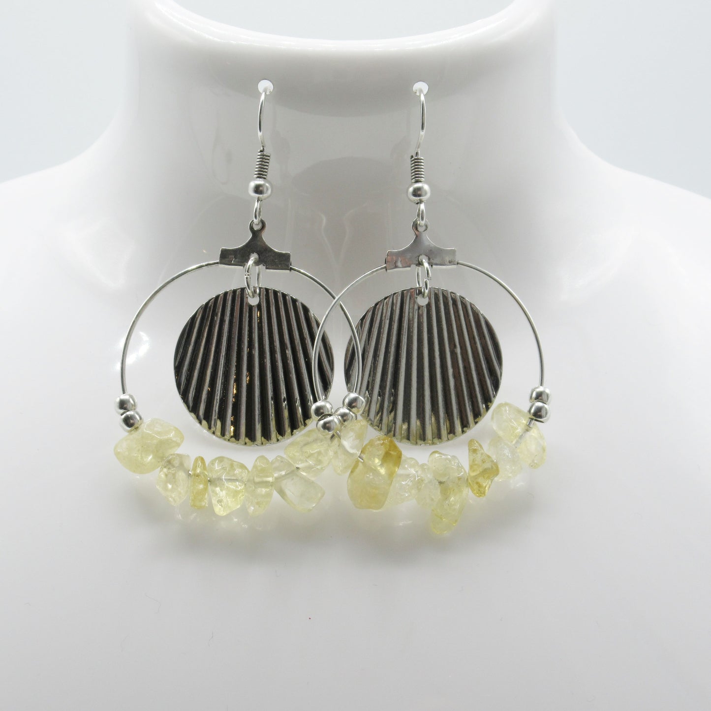 monjolicaillou.fr
https://monjolicaillou.fr › produits › boucles-doreilles-amethyste-ange
Boucles d'oreilles baroques
Ces jolies boucles d'oreilles sauront illuminer votre regard. Ajoutez une touche de féminité à votre look grâce à ces superbes bijoux. Taille : +/- 4,5 cm