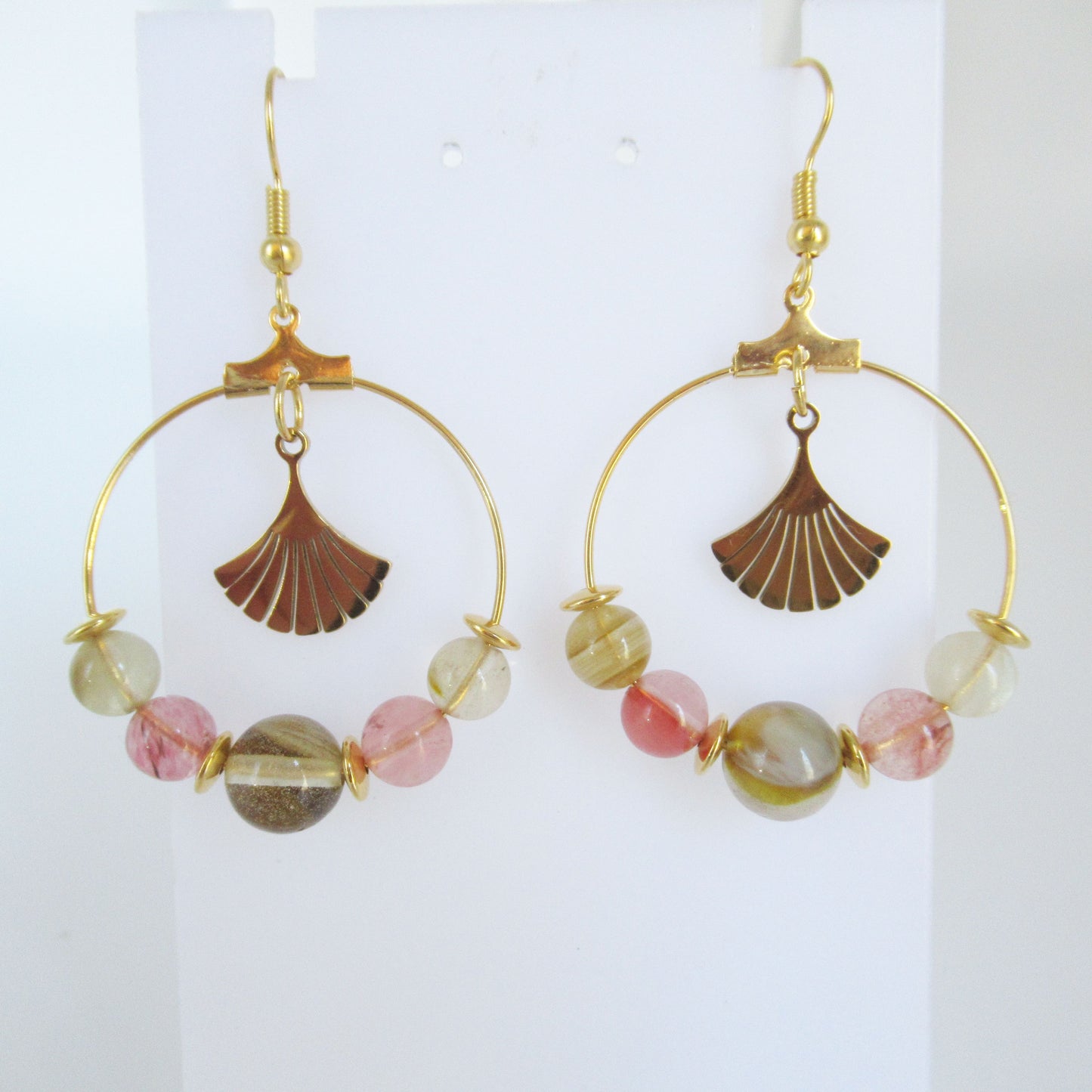 monjolicaillou.fr
https://monjolicaillou.fr › produits › boucles-doreilles-tourmaline-melon-deau
Boucles d'oreilles Tourmaline Melon d'eau
Ces boucles d'oreilles Créoles en Tourmaline Melon d'eau incarnent un véritable voyage vers le bien-être et la paix intérieure. En les portant, vous dissipez vo…