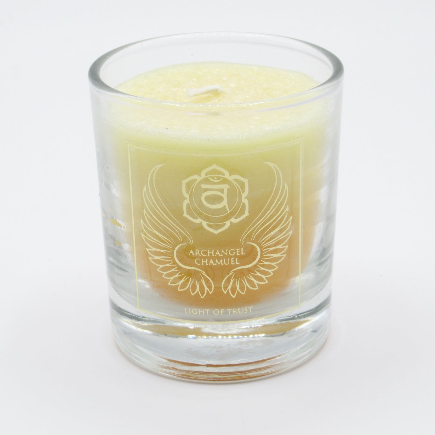 Monjolicaillou.fr - Bougie Archange Chamuel - 2ème Chakra https://monjolicaillou.fr/products/bougie-archange-chamuel-2eme-chakra 2ème Chakra - Archange Chamuel "Lumière de confiance". Sa lumière active la créativité, la confiance et la passion. Parfumé aux huiles essentielles : cèdre, épicéa, romarin. Fabriquée à partir de cire de palme certifiée RSPO, à partir du noyau du fruit du palmier. Les bougies en stéarine sont fabriquées à la main