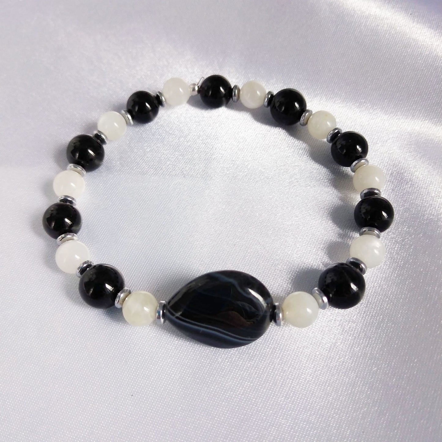 monjolicaillou.fr
https://monjolicaillou.fr › produits › bracelet-agate-rubanee-tourmaline-pierre-de-lune
Bracelet Agate rubanée Tourmaline Pierre de lune
Découvrez le bracelet Agate Rubanée, Tourmaline et Pierre de Lune, un bijou raffiné aux nombreux bienfaits. L'Agate Rubanée apporte chance, ancrage et équilibre…