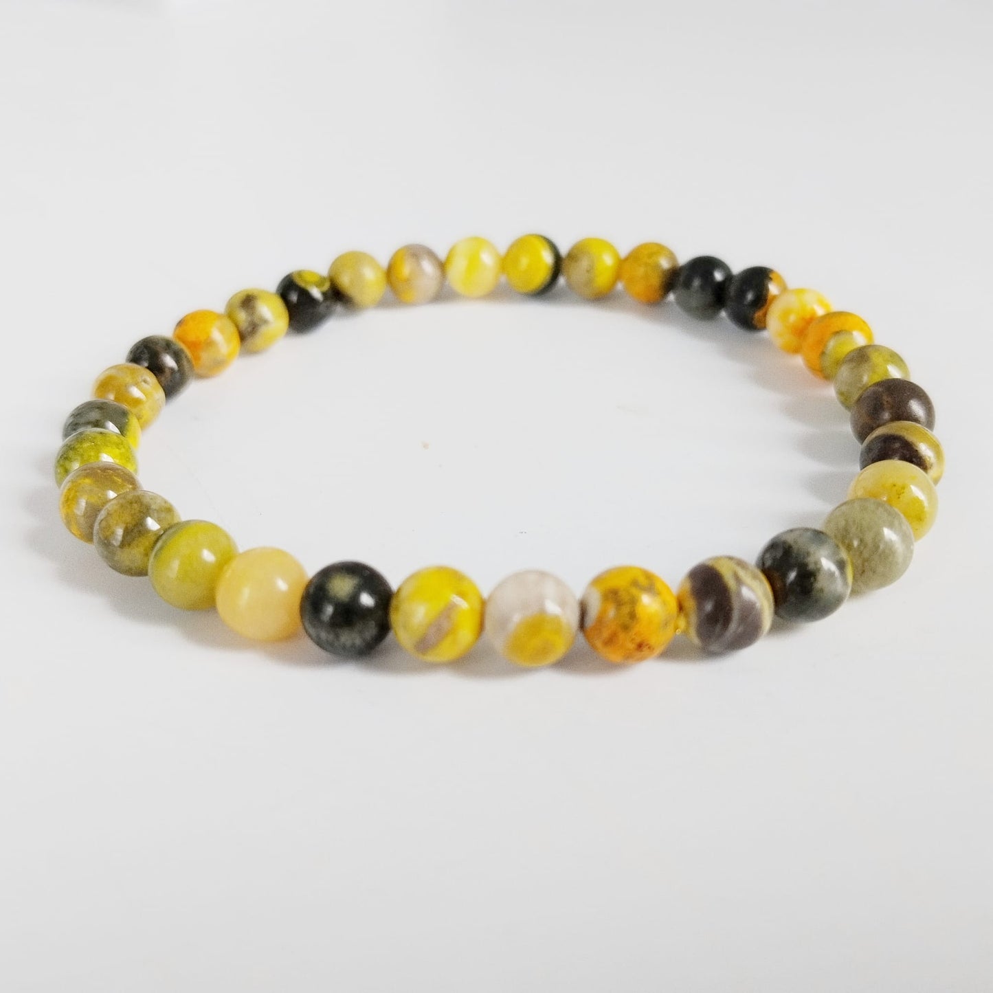 Rayonnez au quotidien avec notre bracelet en Jaspe Bumblebee AA de 6mm. Une pierre naturelle volcanique unique pour infuser joie, vitalité et confiance en soi.