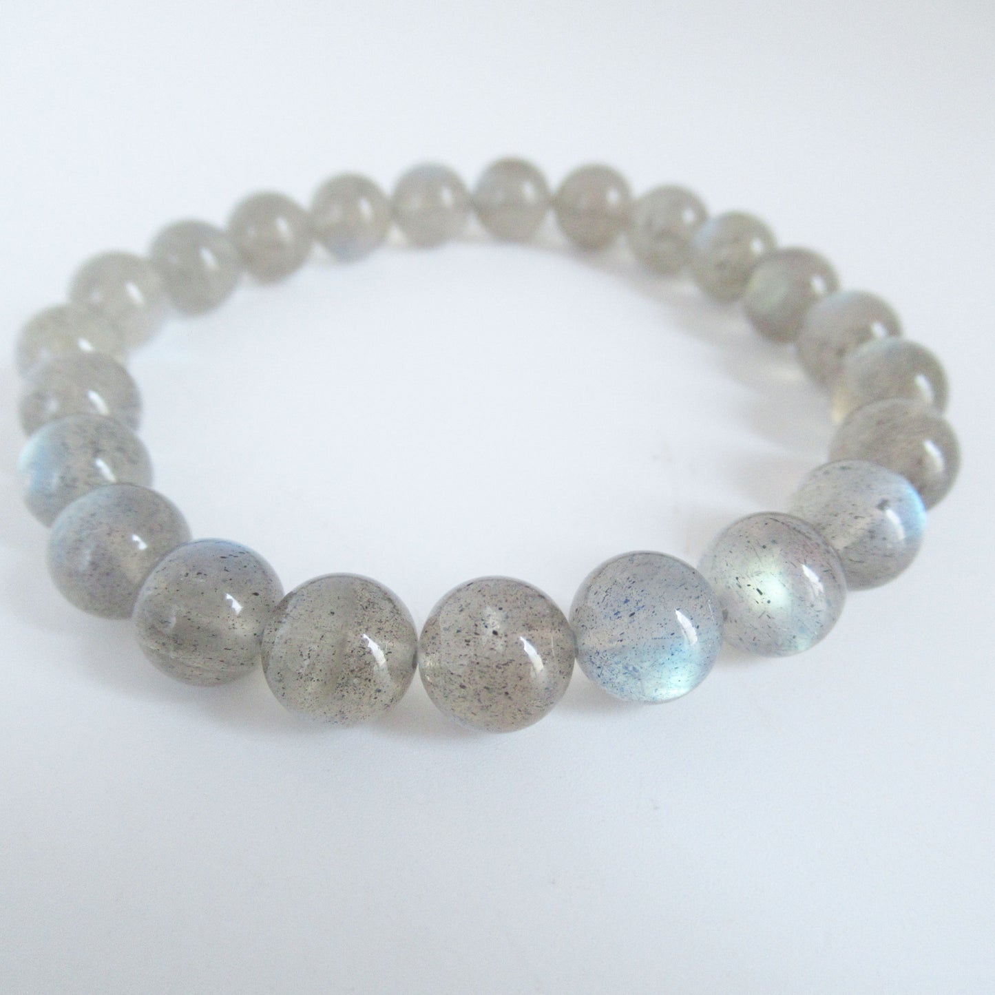 monjolicaillou.fr
https://monjolicaillou.fr › produits › bracelet-labradorite-aaa
Bracelet Labradorite AAA
Le bracelet Labradorite AAA est votre allié idéal pour une protection énergétique complète. Cette pierre calme l'hyperactivité mentale, stimule la créativité, e…