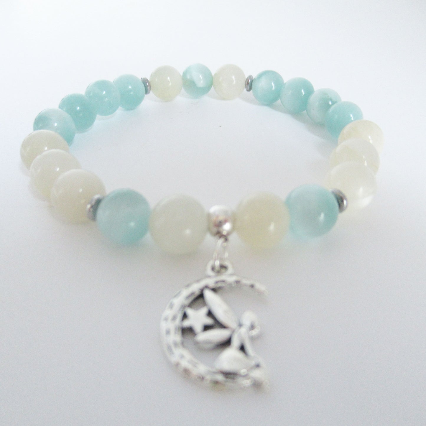 monjolicaillou.fr  https://monjolicaillou.fr › produits › bracelet  Bracelet  Bracelet Unique - doux comme un nuage et harmonieux - Équilibrant, apaisant, transformateur.En Garniérite (Pierre de Lune verte) et Pierre de lune blanche.Découvrez ce bracelet unique, conçu pour ceux qui recherchent l'ouverture d'esprit, l'accueil du changement et une confiance en soi renforcée.