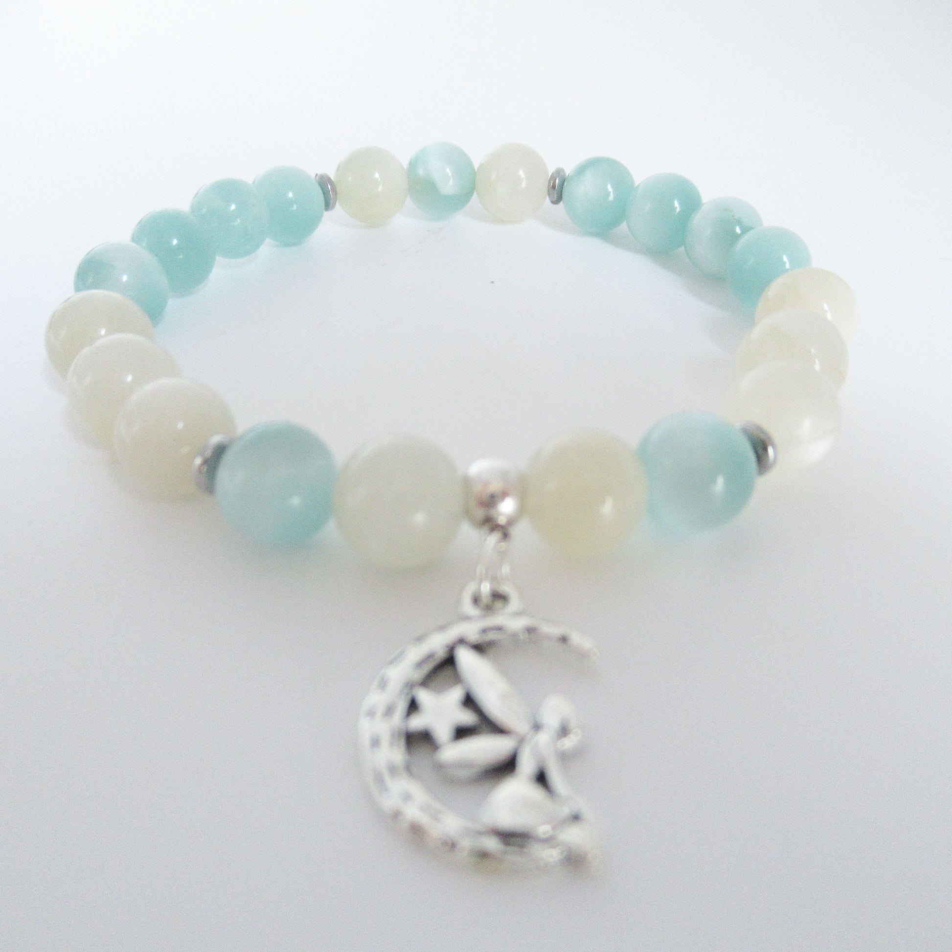 monjolicaillou.fr  https://monjolicaillou.fr › produits › bracelet  Bracelet  Bracelet Unique - doux comme un nuage et harmonieux - Équilibrant, apaisant, transformateur.En Garniérite (Pierre de Lune verte) et Pierre de lune blanche.Découvrez ce bracelet unique, conçu pour ceux qui recherchent l'ouverture d'esprit, l'accueil du changement et une confiance en soi renforcée.