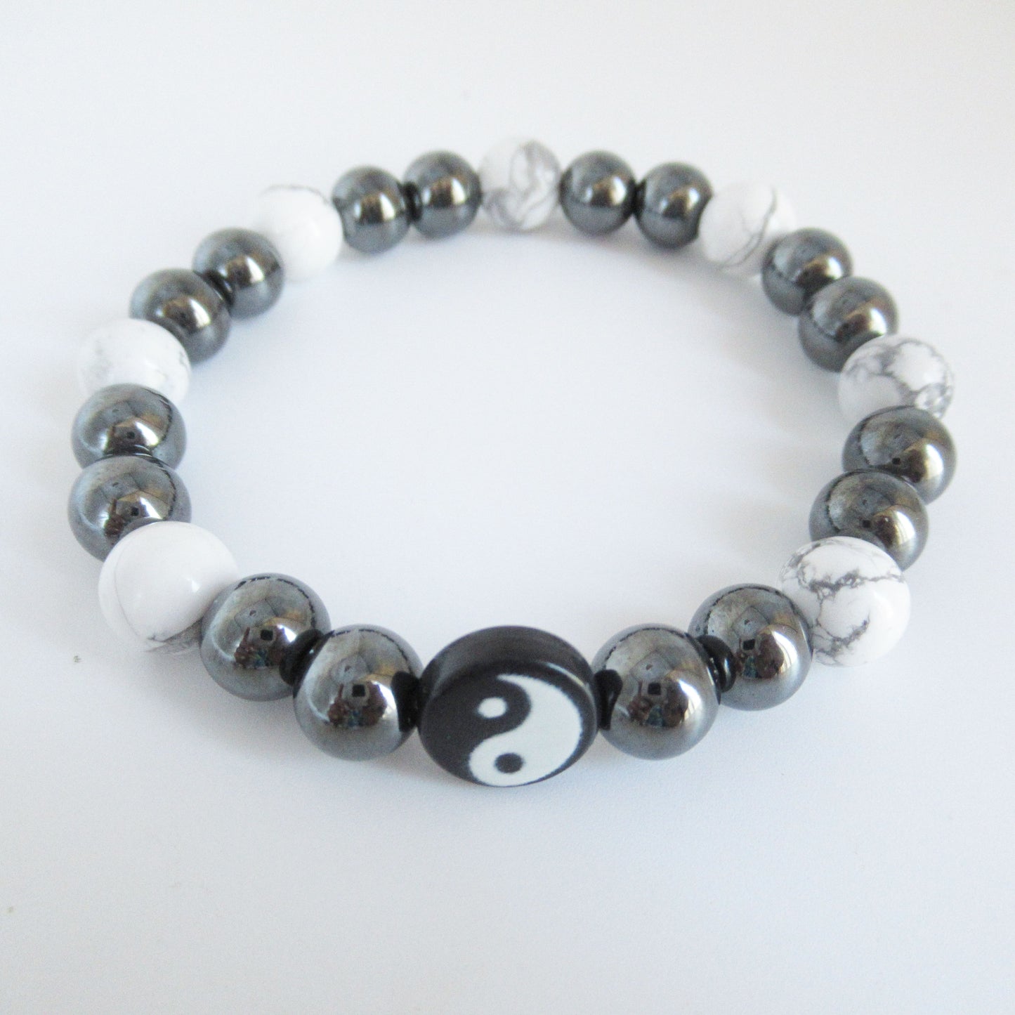 monjolicaillou.fr
https://monjolicaillou.fr › produits › bracelet-duo-yin-yang
Bracelet Duo Yin-Yang
Le bracelet Yin Yang, composé d'Hématite et de Howlite, offre des bienfaits énergétiques et équilibrants pour le corps et l'esprit. L'Hématite aide à ancrer, pr…