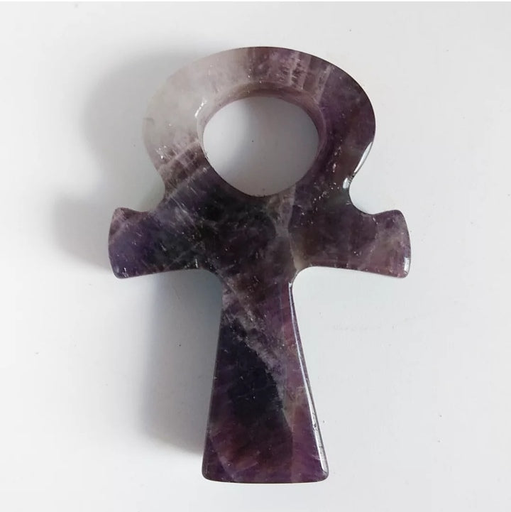 Clé de Vie Ankh en Améthyste 50 mm – Symbole égyptien de protection et d’immortalité. Un bijou sacré pour la vie éternelle et l’harmonie spirituelle.