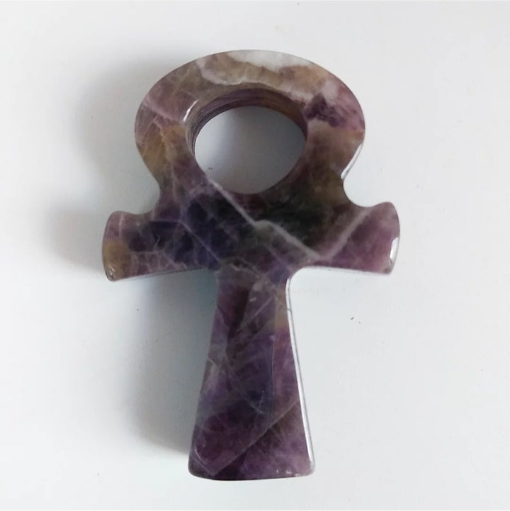 Clé de Vie Ankh en Améthyste 50 mm – Symbole égyptien de protection et d’immortalité. Un bijou sacré pour la vie éternelle et l’harmonie spirituelle.