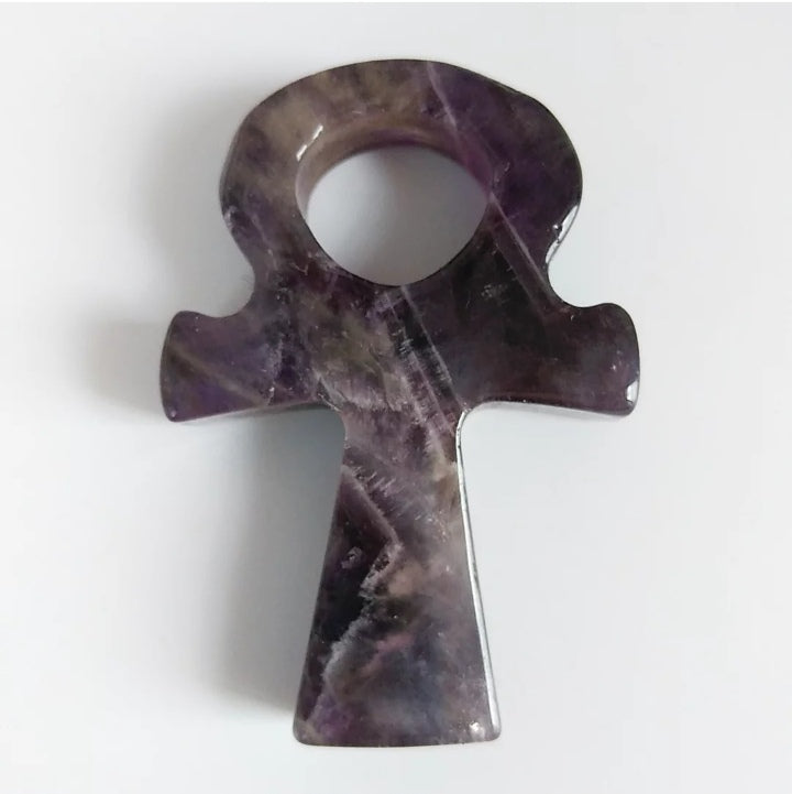 Clé de Vie Ankh en Améthyste 50 mm – Symbole égyptien de protection et d’immortalité. Un bijou sacré pour la vie éternelle et l’harmonie spirituelle.
