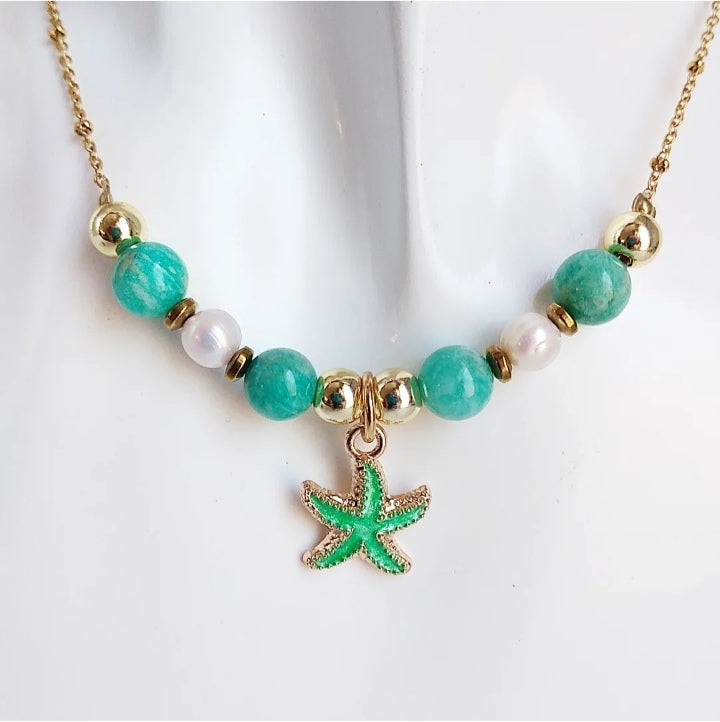 Collier en Amazonite AAA et perles d’eau douce avec pendentif étoile. Un bijou apaisant qui allie bien-être, élégance et protection au quotidien.