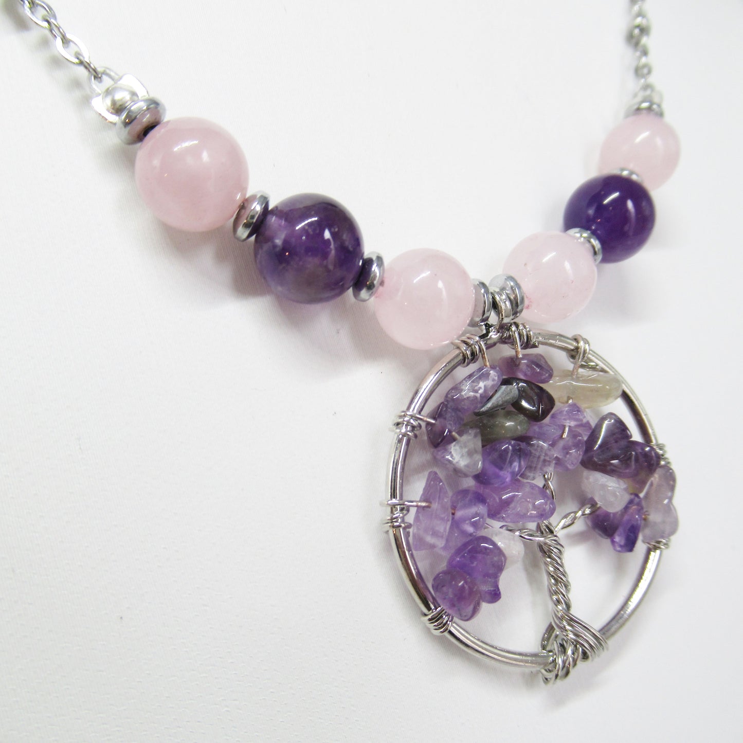 Ce collier élégant en Améthyste et Quartz rose vous offre plus qu'un simple bijou : il symbolise la vie et la croissance avec son pendentif en forme d'arbre.
En plus d'ajouter une touche de beauté à votre tenue, il apporte un sentiment de paix, de sérénité et de connexion avec la nature.