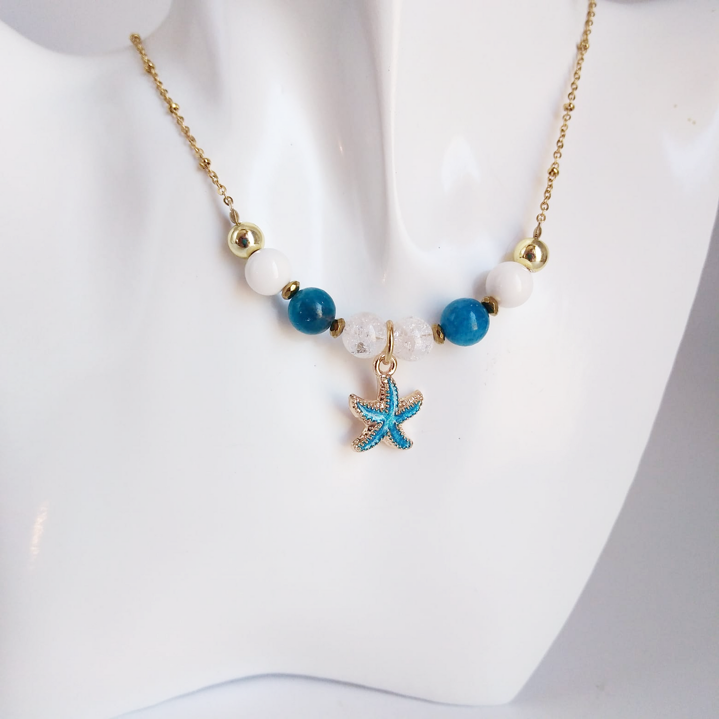 Collier en Apatite AAA, Nacre & Cristal de Roche – Harmonie, clarté et énergie. Communication, intuition et purification réunies en un bijou unique.