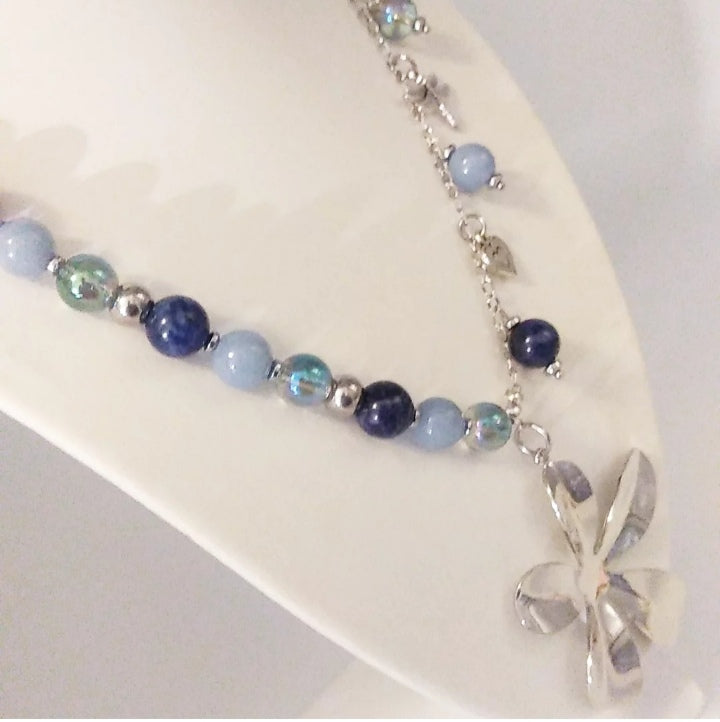 Collier en Sodalite, Angélite et Aqua Aura – Pierre de sérénité, de clarté mentale et de communication. Un bijou apaisant et protecteur au style unique.