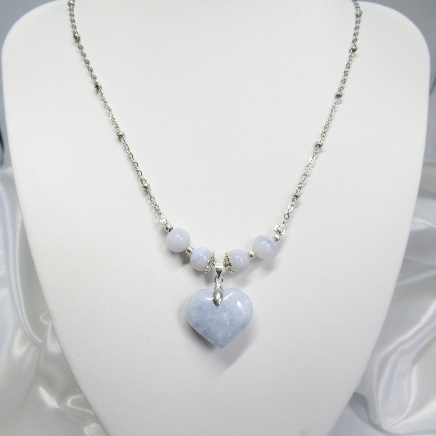 Collier en pierre naturelle - Calcédoine - Coeur