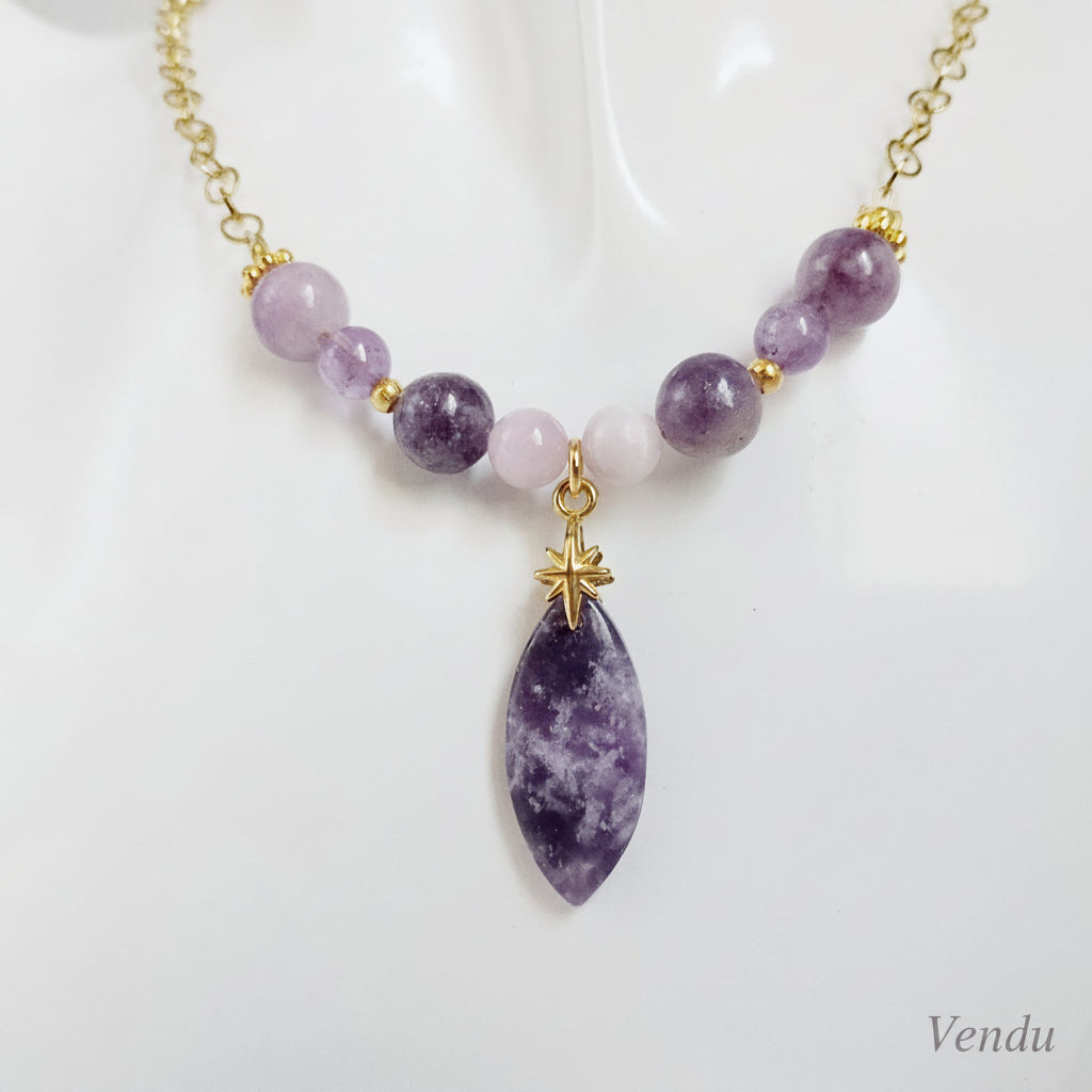 Découvrez ce collier doré exclusif mariant Lépidolite, Améthyste et Kunzite. Un bijou énergétique unique pour apaiser l'esprit, libérer le stress et sublimer votre aura au quotidien.