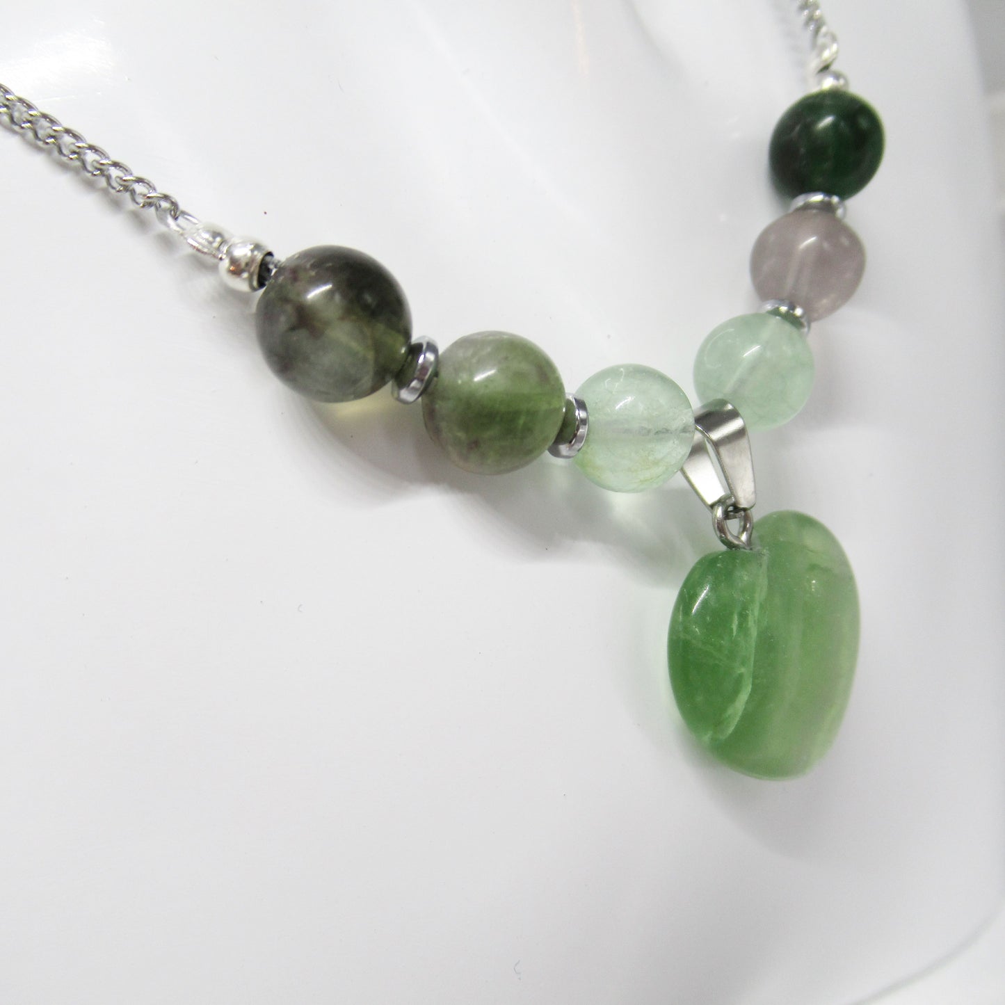 Collier Fluorite Multicolore - Coeur https://monjolicaillou.fr/products/collier-fluorite-multicolore-coeur Portez ce bijou avec fierté, que ce soit pour une journée décontractée ou une soirée spéciale, et laissez-vous envelopper par l'éclat et la tranquillité que seule la Fluorite peut offrir. Offrez-vous un accessoire qui allie beauté et bien-être, pour illuminer votre quotidien avec une touche de magie naturelle.