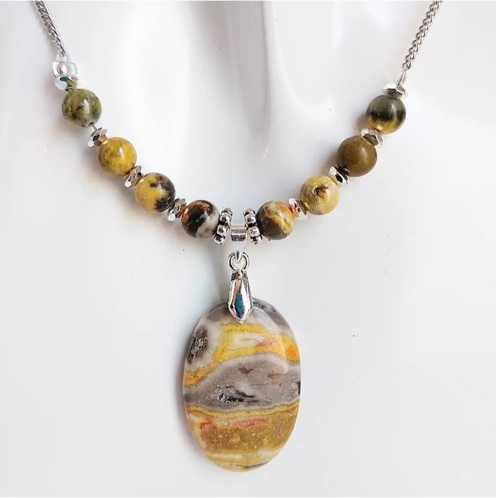 Collier en jaspe Bumblebee naturel – pierre d’énergie et de confiance. Idéal pour favoriser la motivation, la clarté mentale et la protection au quotidien.