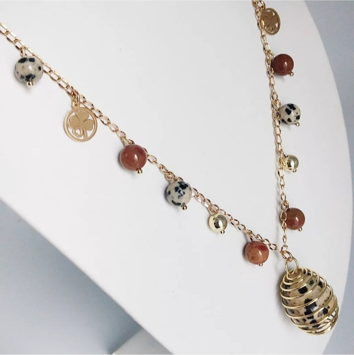 Découvrez le collier Jaspe Dalmatien & Jaspe Orbiculaire, un bijou en pierres naturelles favorisant équilibre, optimisme et protection. Création artisanale en acier inoxydable doré.