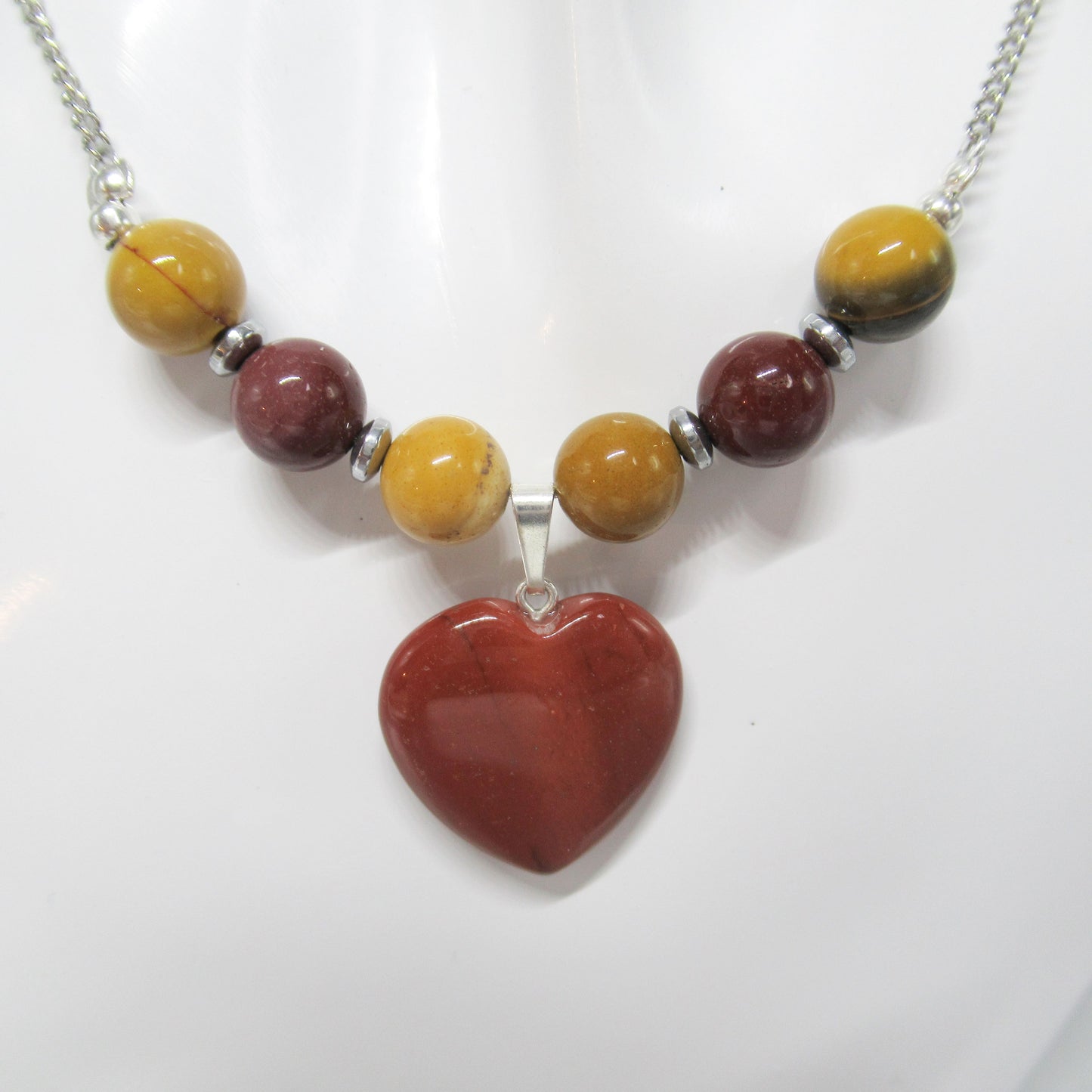 Collier Jaspe Mokaïte - Coeur https://monjolicaillou.fr/products/collier-jaspe-mokaite-coeur Portez ce bijou avec assurance, que ce soit pour une journée au bureau ou une soirée spéciale, et laissez-vous transporter par la beauté naturelle et l'énergie apaisante de la Jaspe mokaïte. Offrez-vous un accessoire qui allie style et bien-être, pour rayonner de beauté à chaque instant. Collier en acier inoxydable