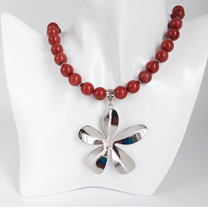 Collier en jaspe rouge naturel avec pendentif fleur en acier inoxydable, perles rondes de 10 mm, bijou énergétique et raffiné.