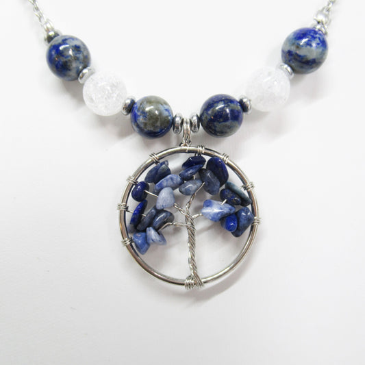 Collier Lapis lazuli Cristal de roche - Arbre de vie  https://monjolicaillou.fr/products/collier-lapis-lazuli-cristal-de-roche-arbre-de-vie  Ce collier en Lapis lazuli avec un pendentif en forme d'arbre de vie représente la sagesse et la clarté. 