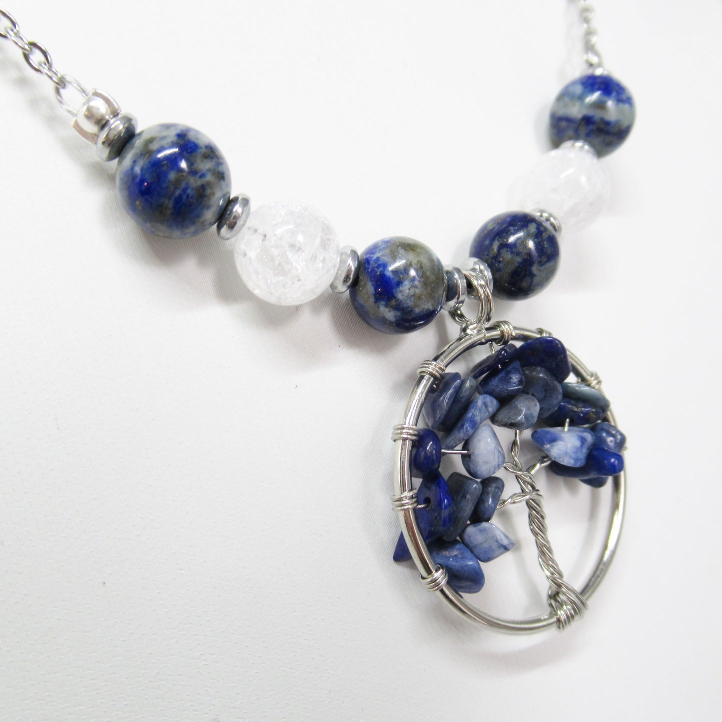 Collier Lapis lazuli Cristal de roche - Arbre de vie https://monjolicaillou.fr/products/collier-lapis-lazuli-cristal-de-roche-arbre-de-vie Ce collier en Lapis lazuli avec un pendentif en forme d'arbre de vie représente la sagesse et la clarté.