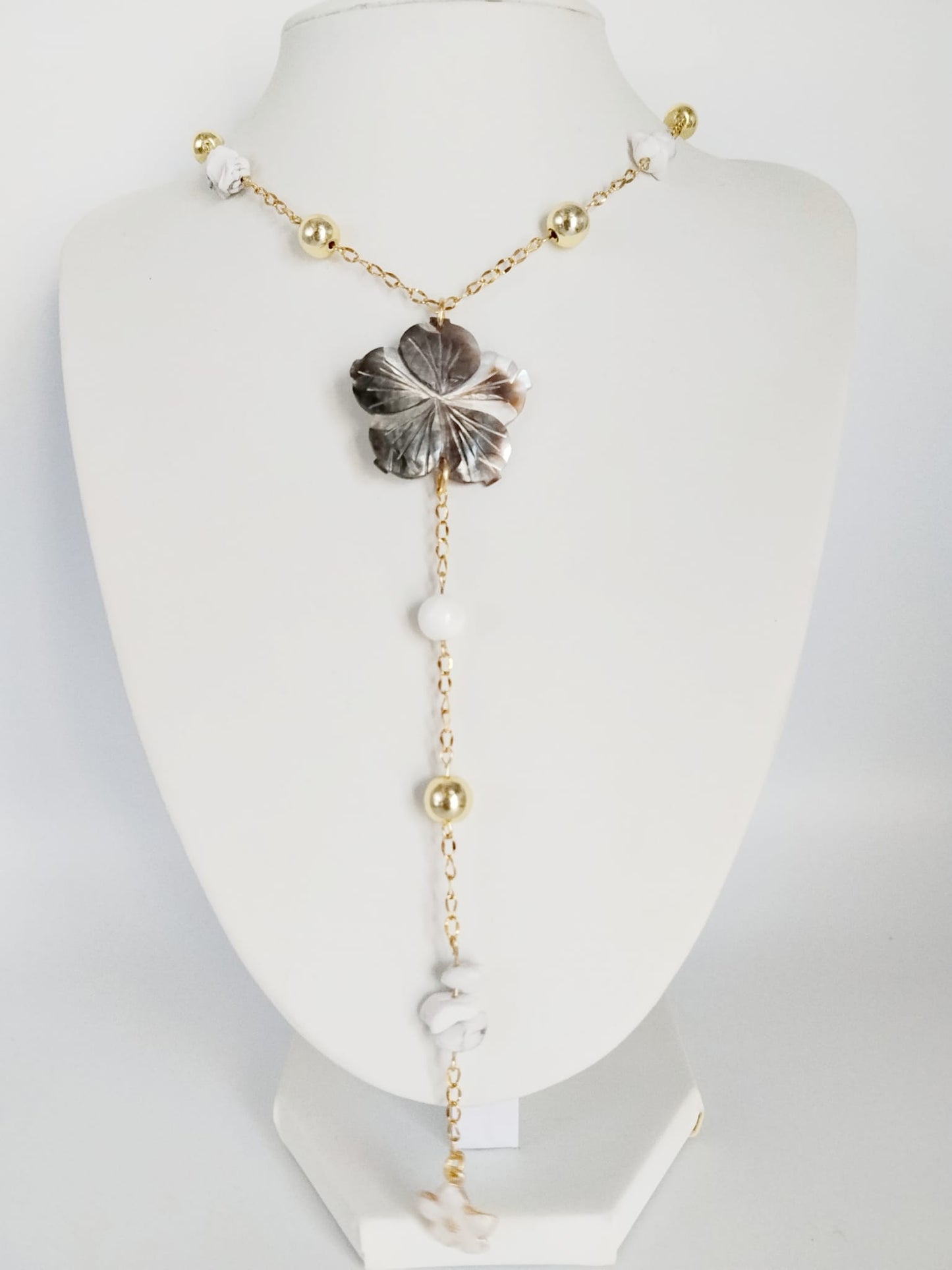 Laissez-vous envoûter par mon collier Fleur en nacre et howlite véritable. Un bijou artisanal conçu pour harmoniser vos émotions et sublimer votre décolleté avec élégance.