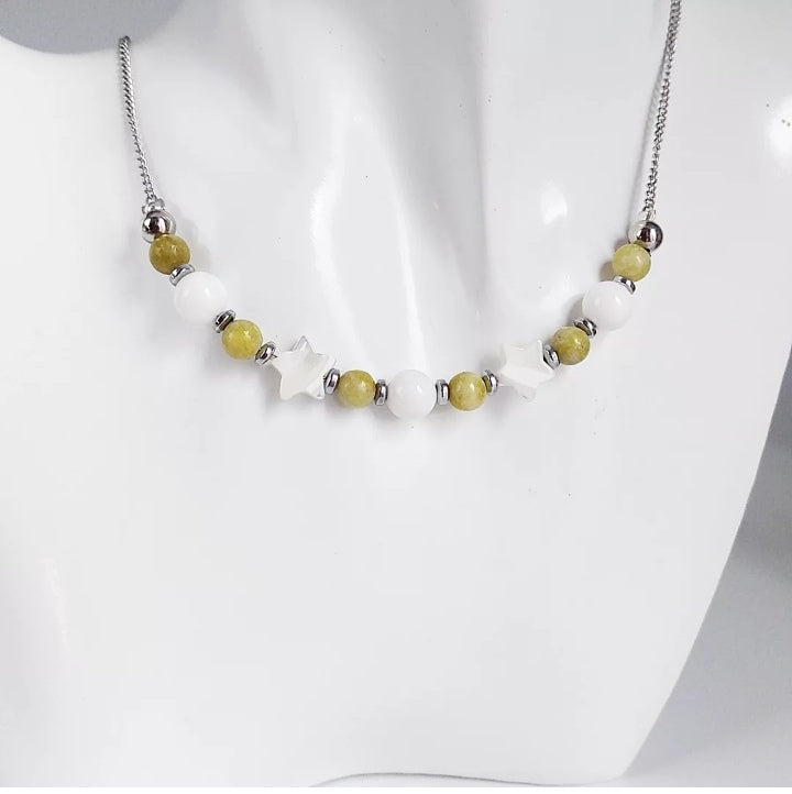 Découvrez le collier en pierre naturelle Nacre & Serpentine : un bijou élégant qui allie protection, sérénité et intuition. Apaisant et équilibrant, il favorise le calme intérieur et la confiance en soi.